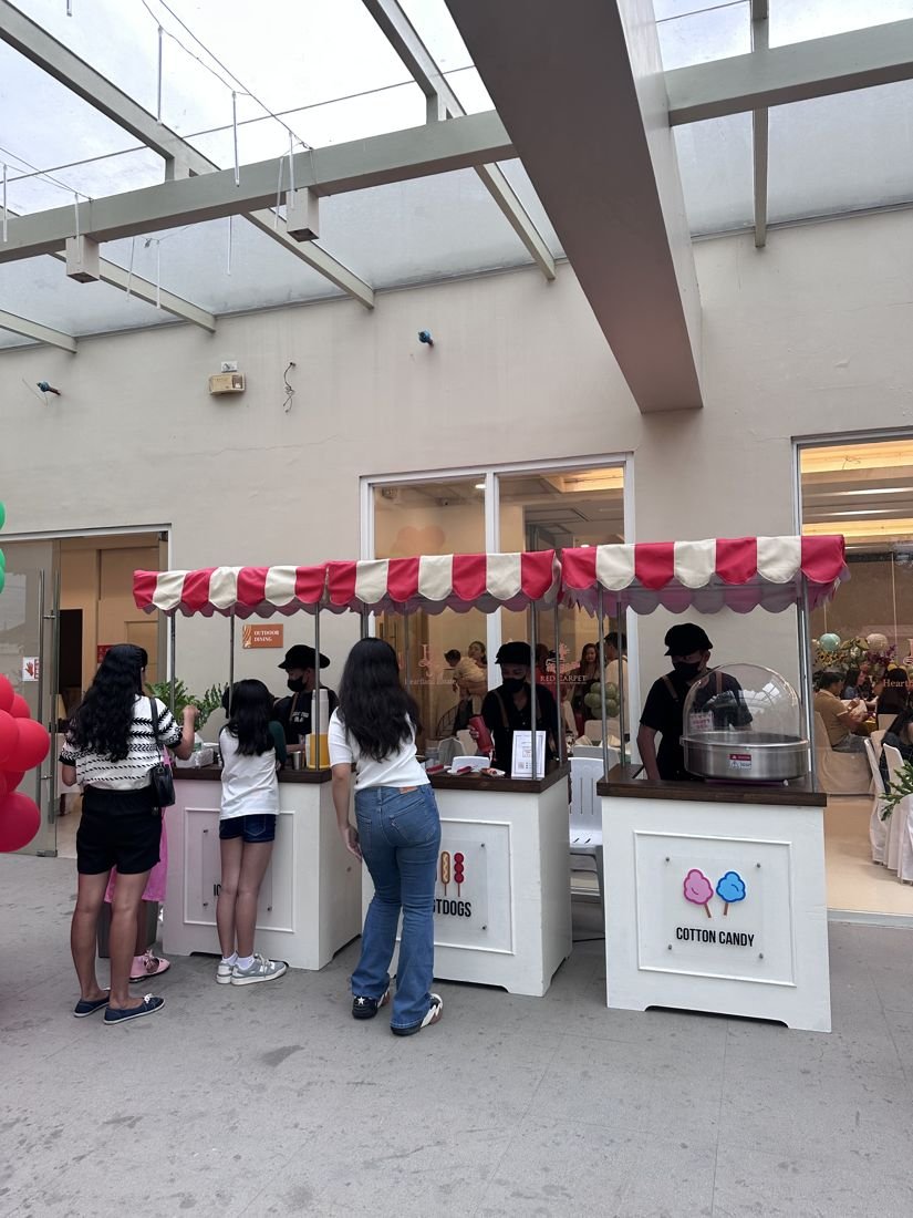 Guests lining up at ice cream, hotdog and cotton candy carts